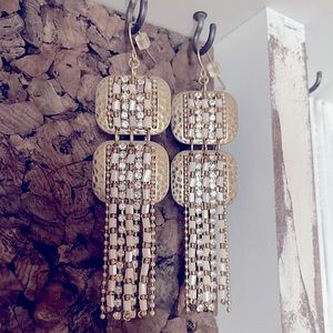 very pretty gold and pearl earring!